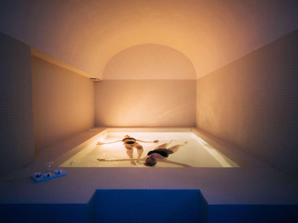 Divi apmeklētāji relaksējas Cures Marines Hotel Thalasso & Spa Trouville baseinā.