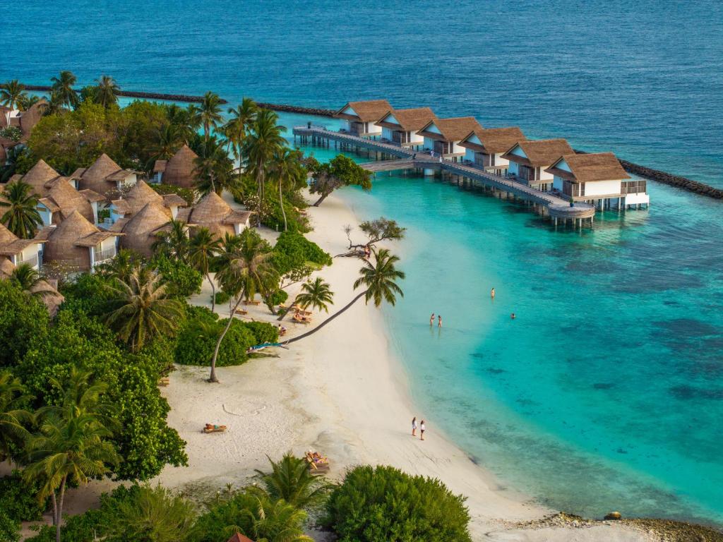 Tropu pludmale ar balto smilšu krastu un eksotiskiem palmām, ap kuru izvietoti moderni brīvdienu nami. Kristāldzidrs ūdens un saulainā debess rada relaksējošu atmosfēru.