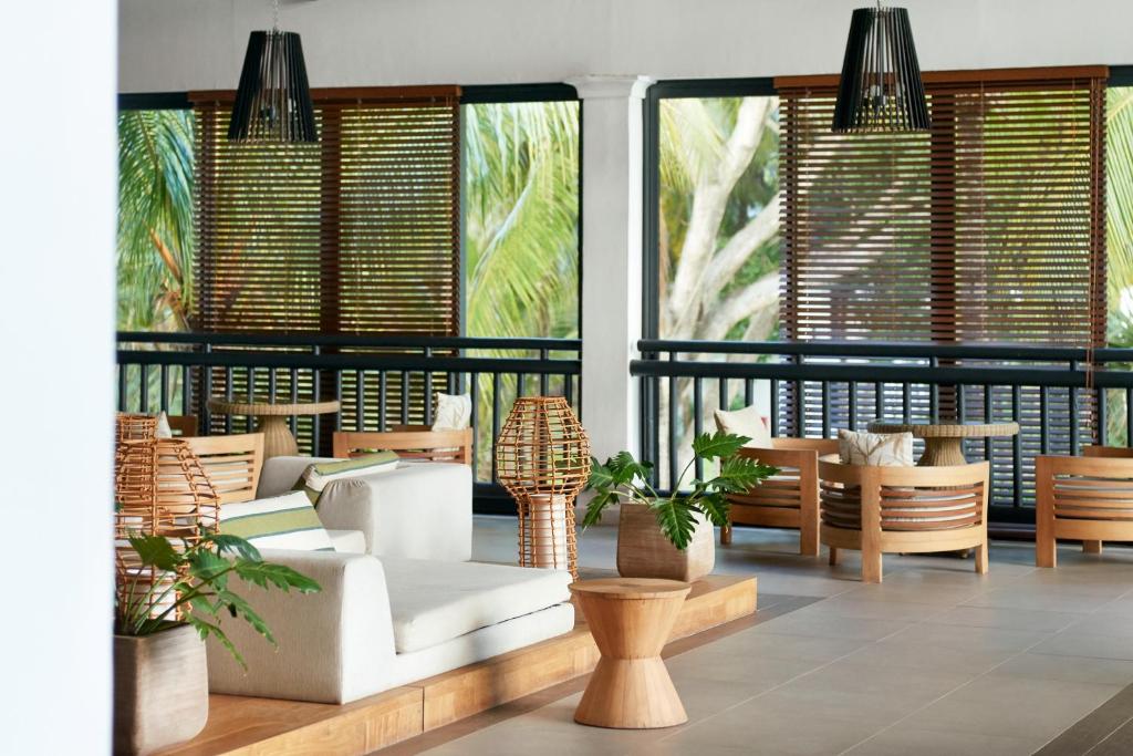 Mūsdienīgs un stilīgs interjers ar koka mēbelēm un augiem, radot relaksējošu atmosfēru. Lielie logi piedāvā skatu uz dabu un ļauj ienākt dabiskajai gaismai.