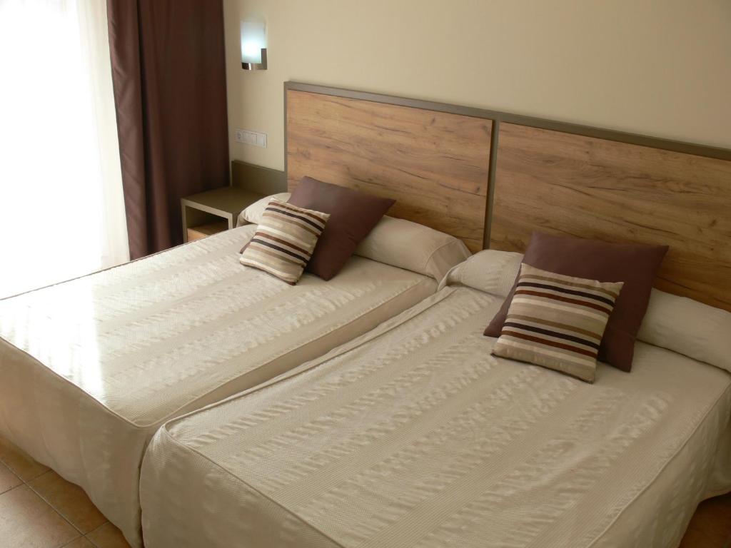 Divvietīgs numurs ar divām gultām, dekorēts ar brūnām un baltiem spilveniem, gaiši toņi un lieli logi, kas rada ērtu atmosfēru.