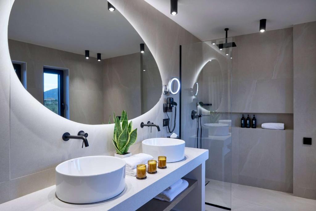 Moderns vannas istabas dizains ar divām izlietnēm, Mirabello Bay Luxury Resort