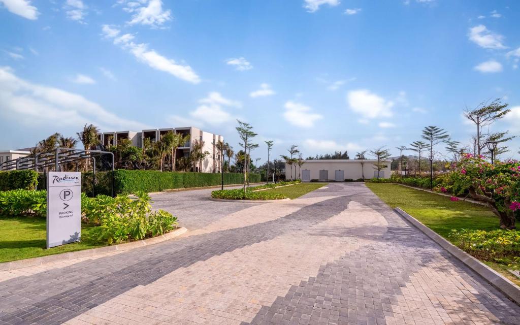 Radisson Resort Mui Ne ieeja ar labiekārtotu dārzu un autostāvvietu