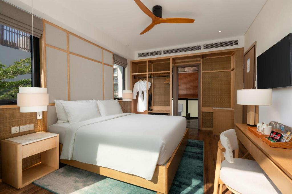 Modern numurs Radisson Resort Mui Ne ar koka mēbelēm un dabisko apgaismojumu.