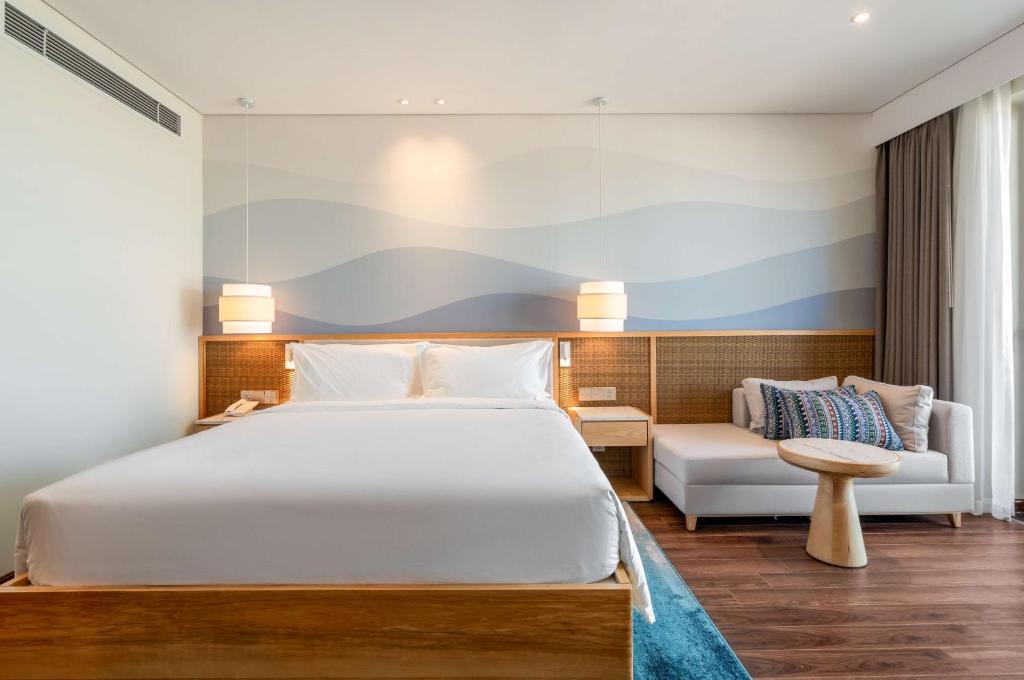 Radisson Resort Mui Ne numurs ar plašu gultu un modernu dizainu