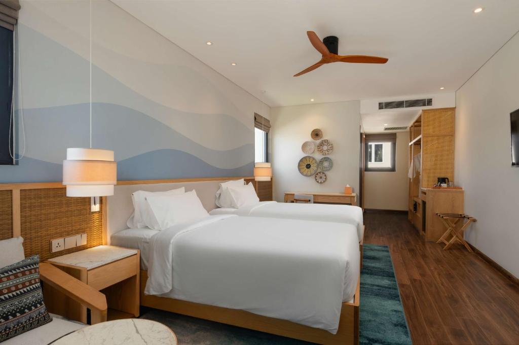 Radisson Resort Mui Ne numurs ar divām gultām un modernu dizainu.