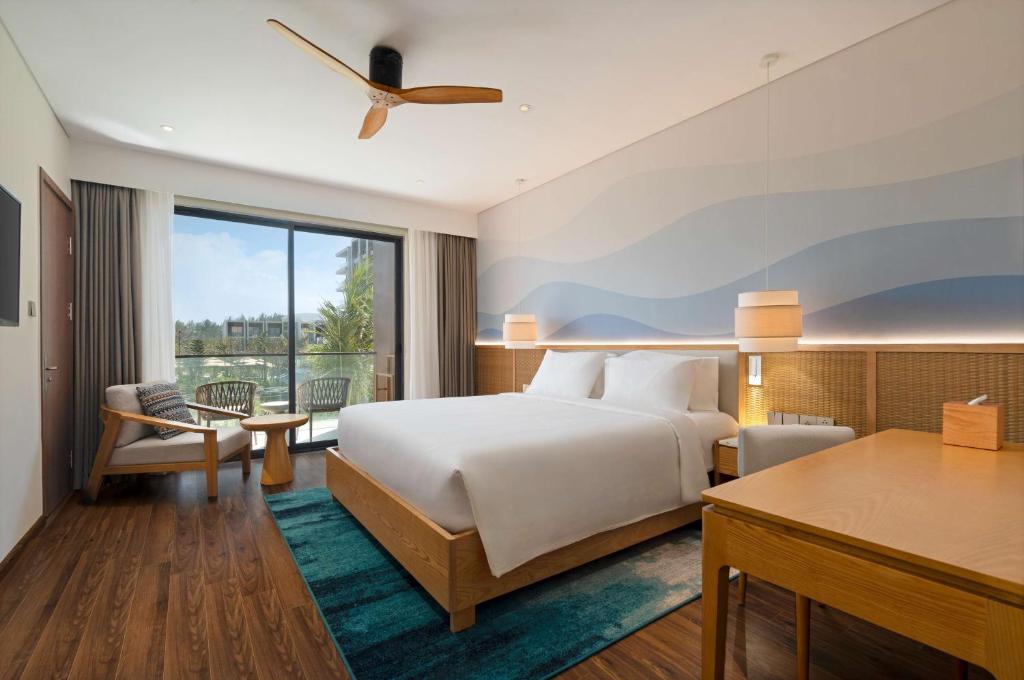 Mūsdienīgs numurs ar balkonu Radisson Resort Mui Ne viesnīcā.