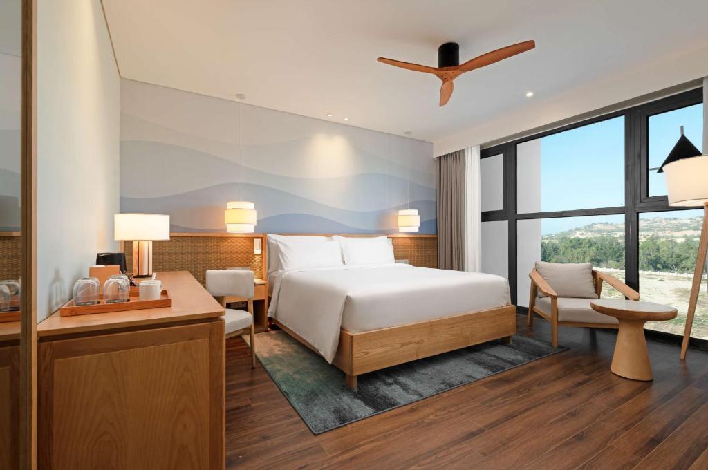 Mūsdienīgs numurs Radisson Resort Mui Ne ar skatu uz ainavu.
