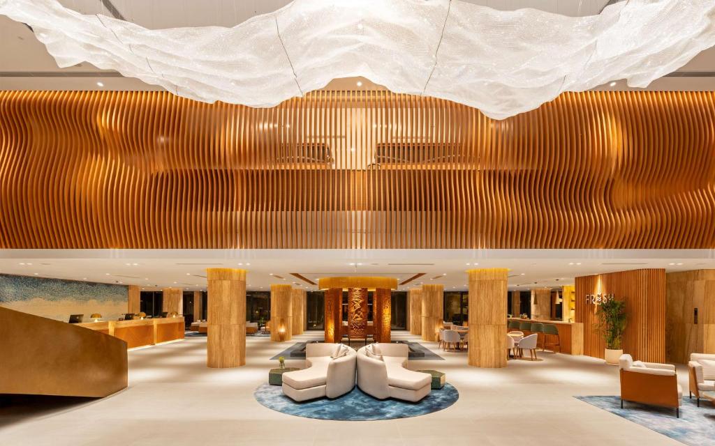 Radisson Resort Mui Ne viesnīcas elegants vestibils ar modernām mēbelēm.