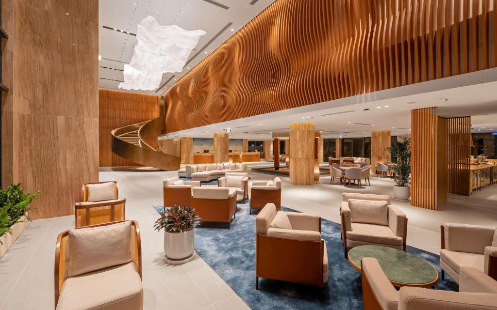 Moderns Radisson Resort Mui Ne foajē ar elegantām mēbelēm.