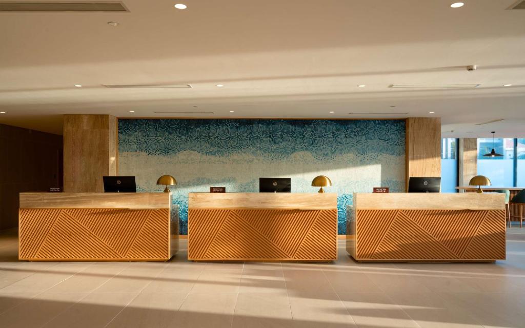 Radisson Resort Mui Ne viesnīcas reģistratūra ar modernu interjeru.
