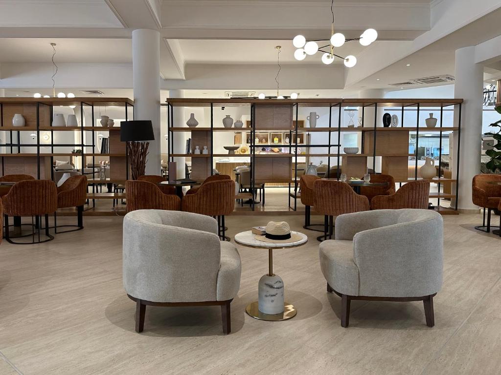 Mūsdienīgs un elegants atpūtas zona ar komfortablām krēslām un stilīgu galdiņu, kas izveidota relaksējošai atmosfērai. Interjers ir veidots ar modernām mēbelēm un dekoratīviem elementiem.