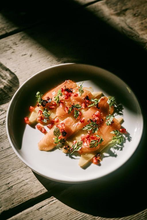 Svaiga un krāsaina salātu porcija ar melones, granātābolu sēklām un zaļumiem. Ideāls uzkodas variants vasaras svinībām.