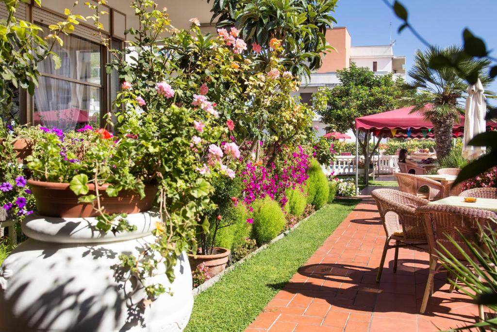 Skaists dārzs ar krāsainiem ziediem un zaļām augu kompozīcijām, kas rada mierīgu atmosfēru. Dārzā ir terase ar ērtām mēbelēm, ideāla relaksācijai.