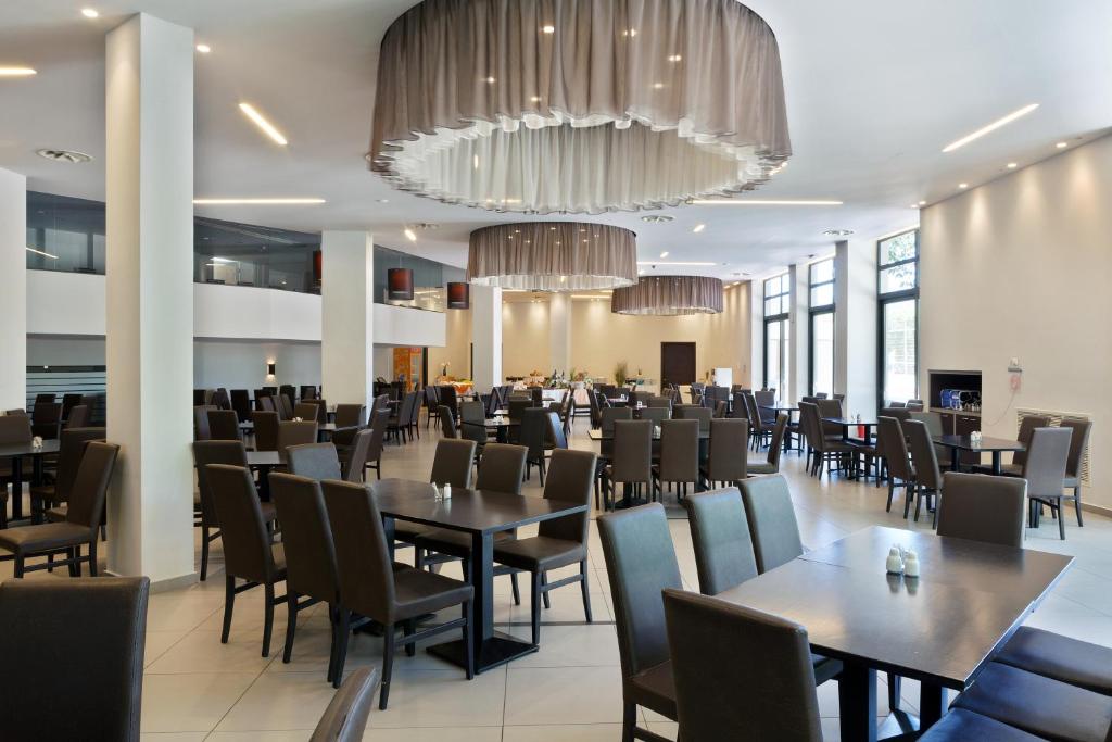 Mūsdienīgs restorāns ar plašu telpu, elegantiem galdiem un krēsliem, apgaismots ar stilīgām lampām. Ideāla vieta maltītēm un pasākumiem.