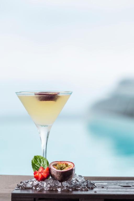 Kokteilis glāzē ar pasifloru, zemeņu un piparmētru dekoru, pasniegts uz ledus. Ideāls dzēriens relaksējošām brīvdienām pie jūras.