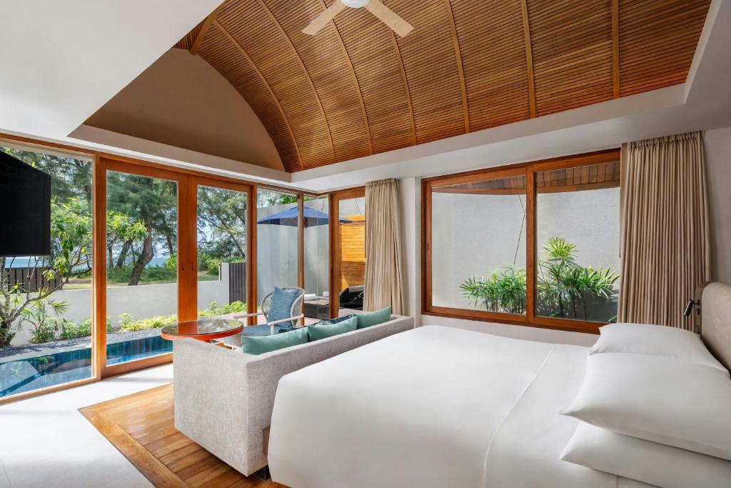 Mūsdienīgs viesnīcas numurs ar lieliem logiem, kas nodrošina dabisku apgaismojumu un skatu uz dabu. Interjers ir elegants un komfortabls, ar mīkstiem mēbeļu toņiem un siltu koka akcentu.