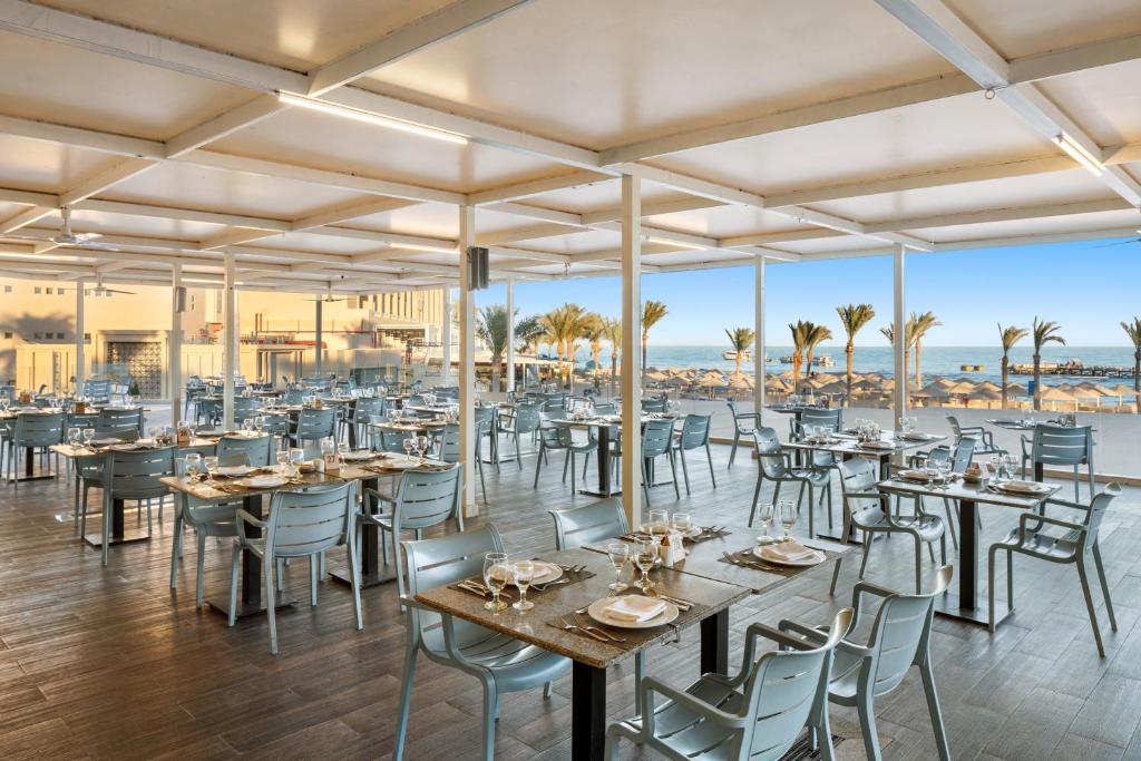 Restorāns pie jūras Albatros Palace Resort ar skatu uz pludmali