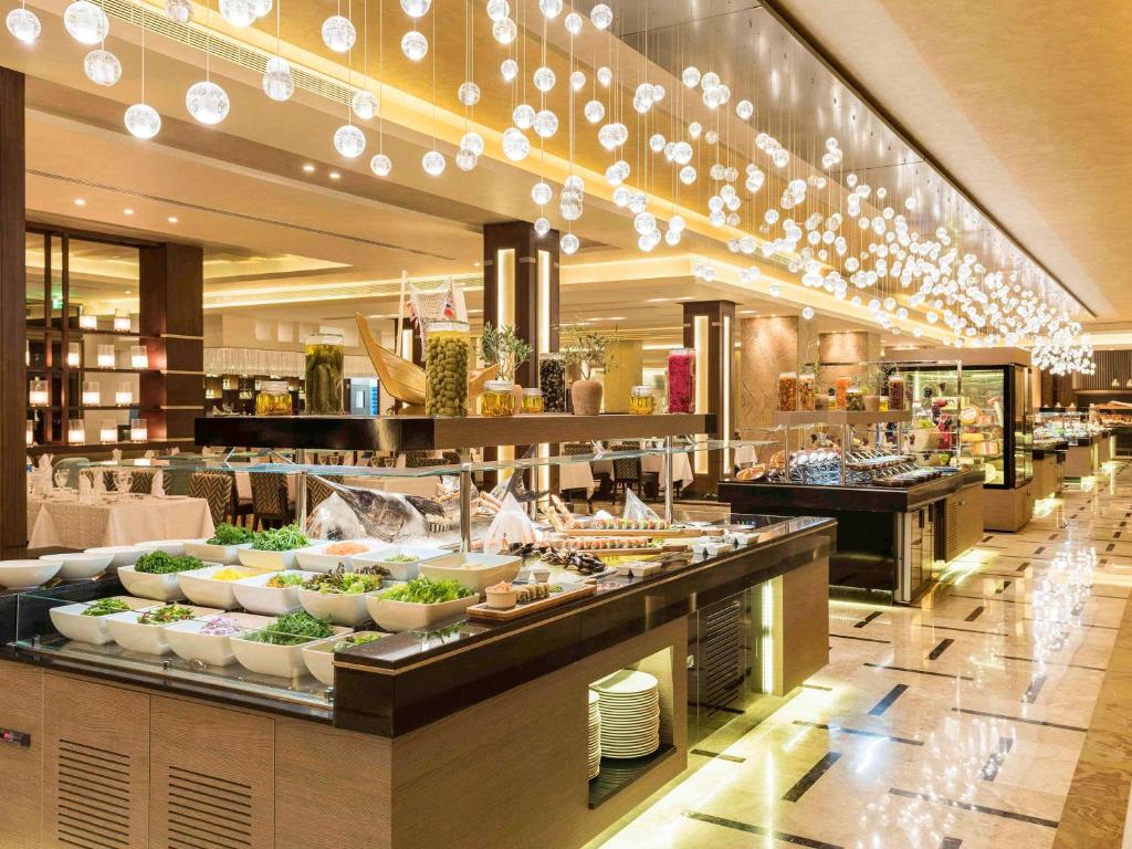 Mūsdienīgs restorāns ar plašu bufetes stilu, kas piedāvā dažādas ēdienu izvēles un elegantu apgaismojumu. Interjers ir gaumīgs, ar izsmalcinātu stilu un komfortablu atmosfēru.