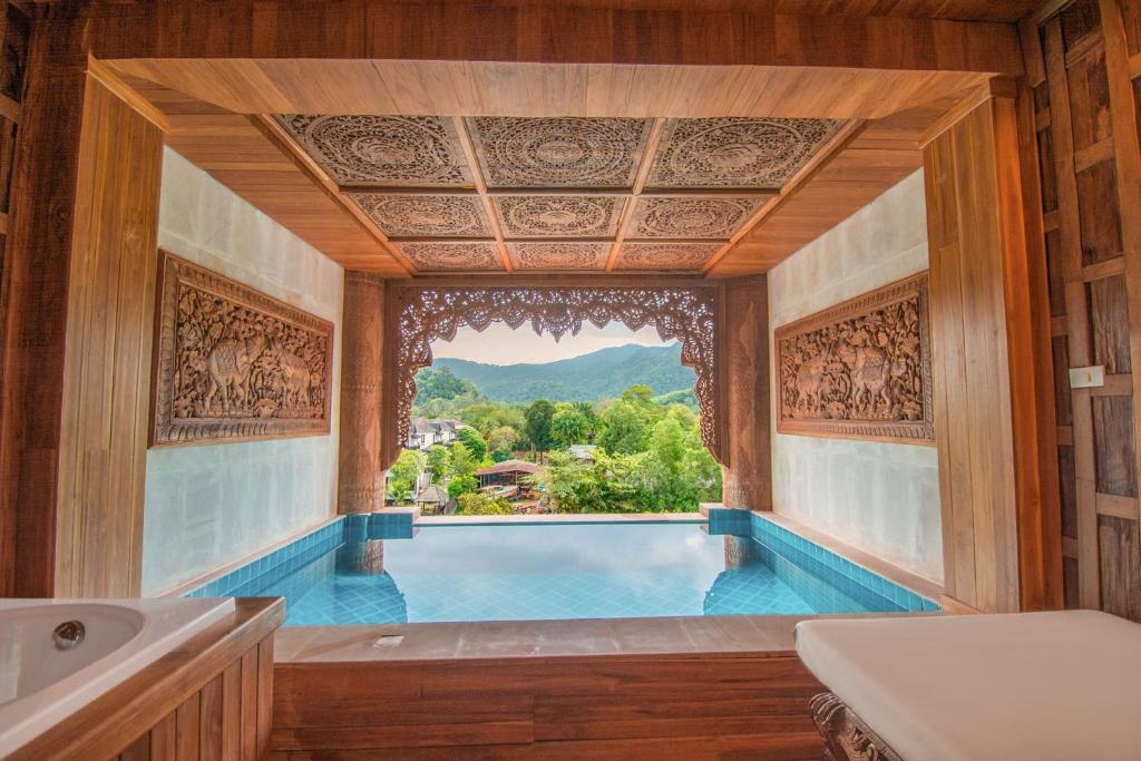 Eleganta villa ar skatu uz kalniem un privātu baseinu, kurā ir grezni kokgriezumi un koka apdare. Ideāla vieta relaksācijai un atpūtai.