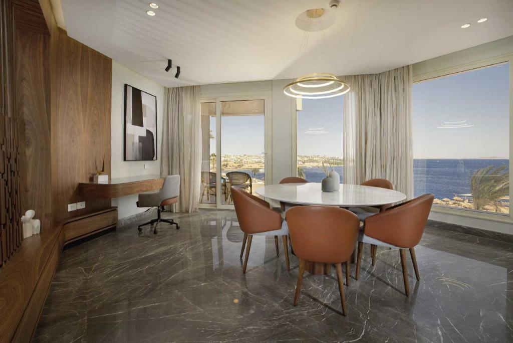 V Hotel Sharm El Shiekh eleganta ēdamistaba ar skatu uz jūru