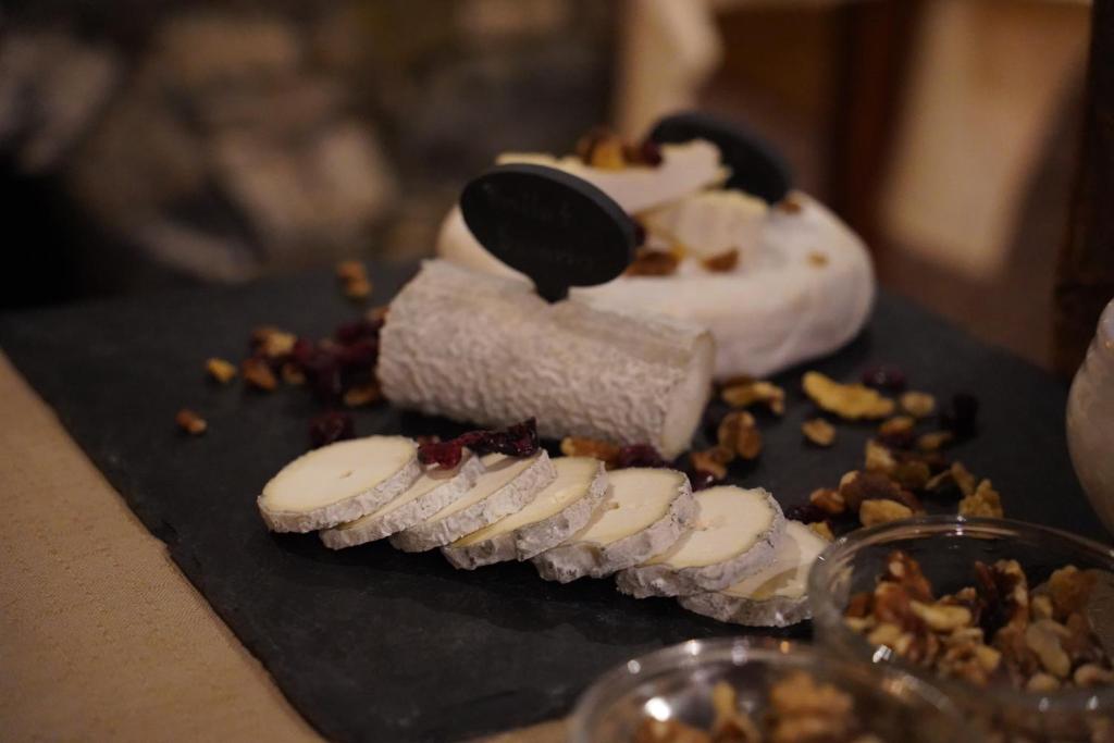 Svaigais siers ar sagrieztiem šķēlēm, kas pasniegts uz akmens plāksnes, apņemts ar riekstiem un žāvētiem augļiem. Ideāls našķis gardēžiem.