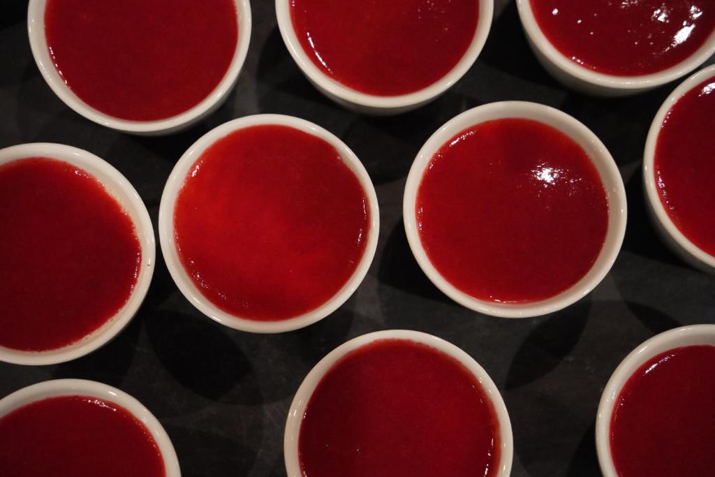 Sarkana želeja mazos traukos, sakārtotiem aplī. Ideāli piemēroti desertiem vai svinībām.