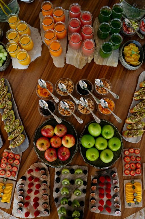 Daudzveidīgs augļu un sulu bufete, kas ietver krāsainus dzērienus un gardus augļu izstrādājumus. Ideāla izvēle veselīgu uzkodu un dzērienu mīļotājiem.