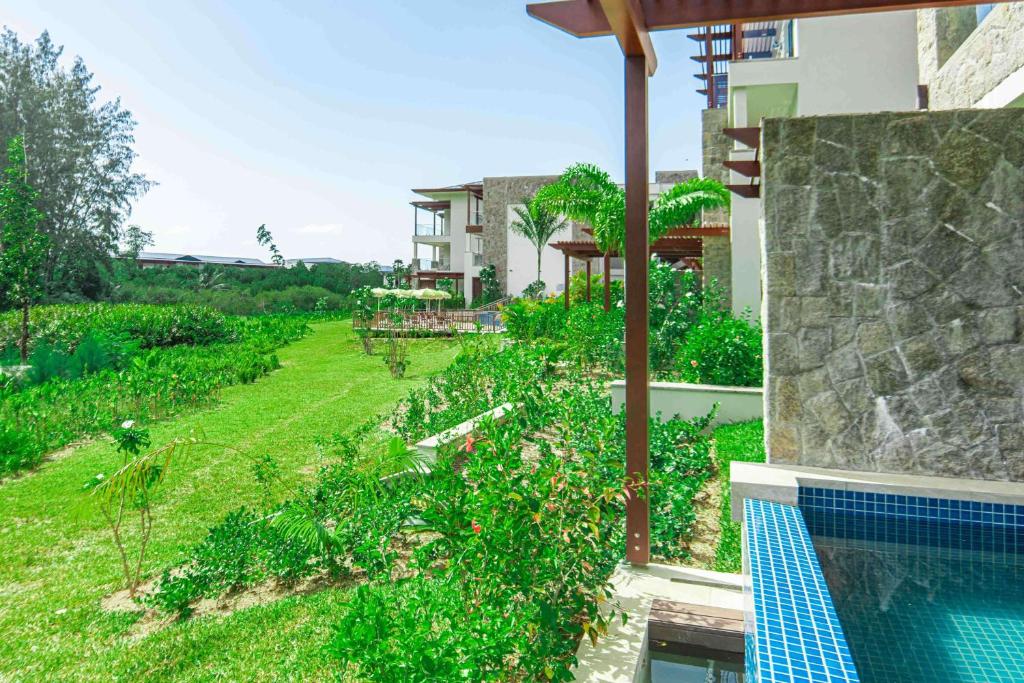 Mūsdienīgs kūrorts ar zaļām pļavām un ziediem, kas apņem modernu ēku, kurā ir baseins un terases. Ideāla vide relaksācijai un atpūtai pie dabas.