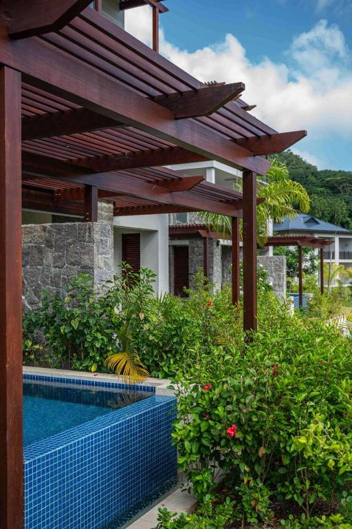 Mūsdienīgs atpūtas komplekss ar koka nojumi un peldbaseinu, ieskauts zaļumiem un ziediem. Ideāla vieta relaksācijai un mierīgai atmosfērai.