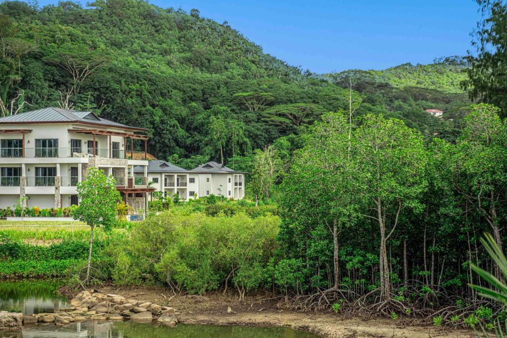 Mūsdienīgs komplekss, kas ieskauts zaļā dabā, blakus ūdenstilpei ar mangrovju kokiem. Apkārtne ir piepildīta ar tropisko veģetāciju un kalnu ainavām.