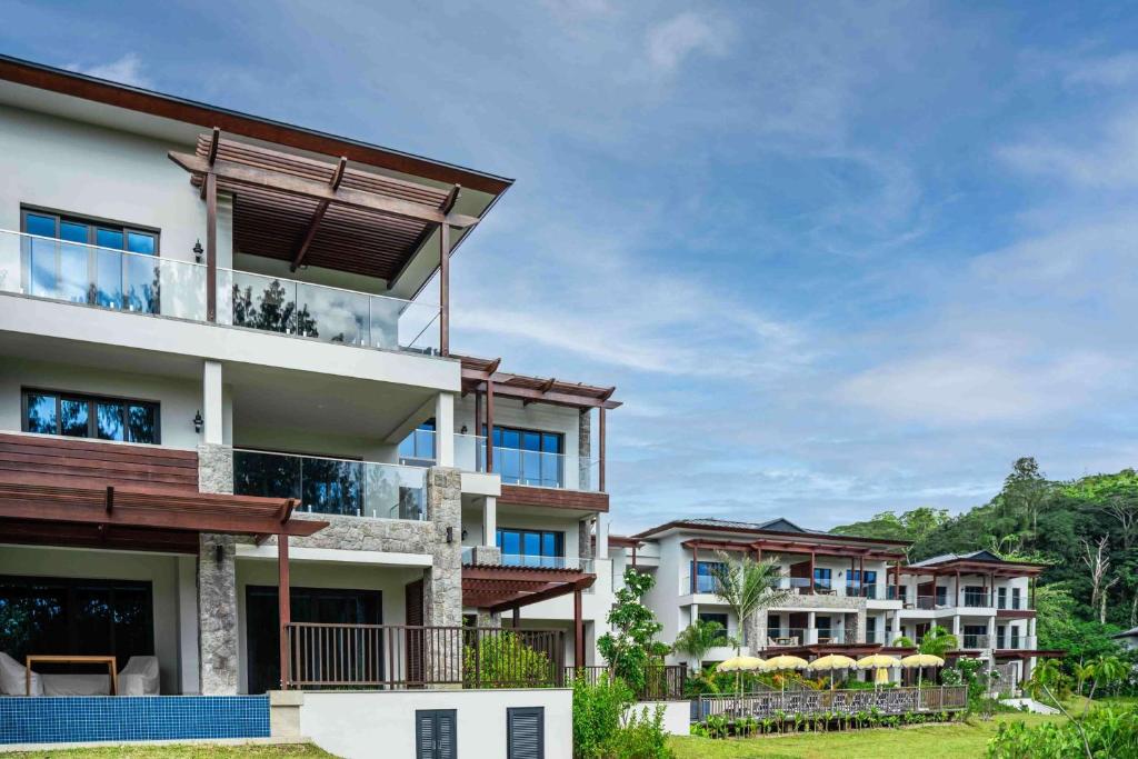 Mūsdienīga kūrorta ēka ar plašām terasēm un stikla balustrādēm, kas atrodas gleznainā apkārtnē. Apkārtne ir zaļa un labi kopta, radot relaksējošu atmosfēru.