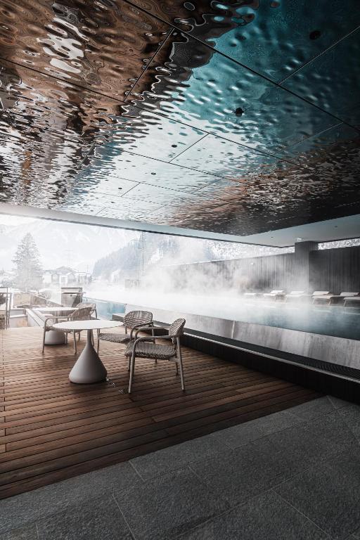 Mūsdienīgs spa ar koka terasi un apsildāmu baseinu, kas piedāvā relaksējošu atmosfēru kalnu vidē. Stiklotā telpa ļauj baudīt ainavu un gaismu.