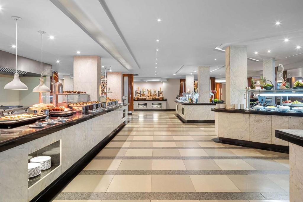Moderns bufetes stils restorāns ar dažādiem ēdieniem un dekoriem, kas veidots ar elegantu interjeru. Gaismas un plašas telpas radītais komforts piešķir patīkamu atmosfēru.