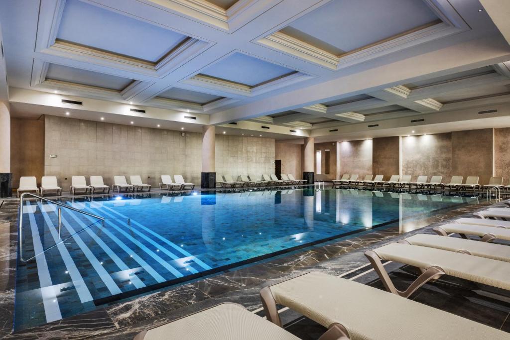 Mūsdienīgs iekštelpu peldbaseins ar ērtām sauļošanās krēslām un elegantu interjeru. Ideāla vieta relaksācijai un atpūtai.