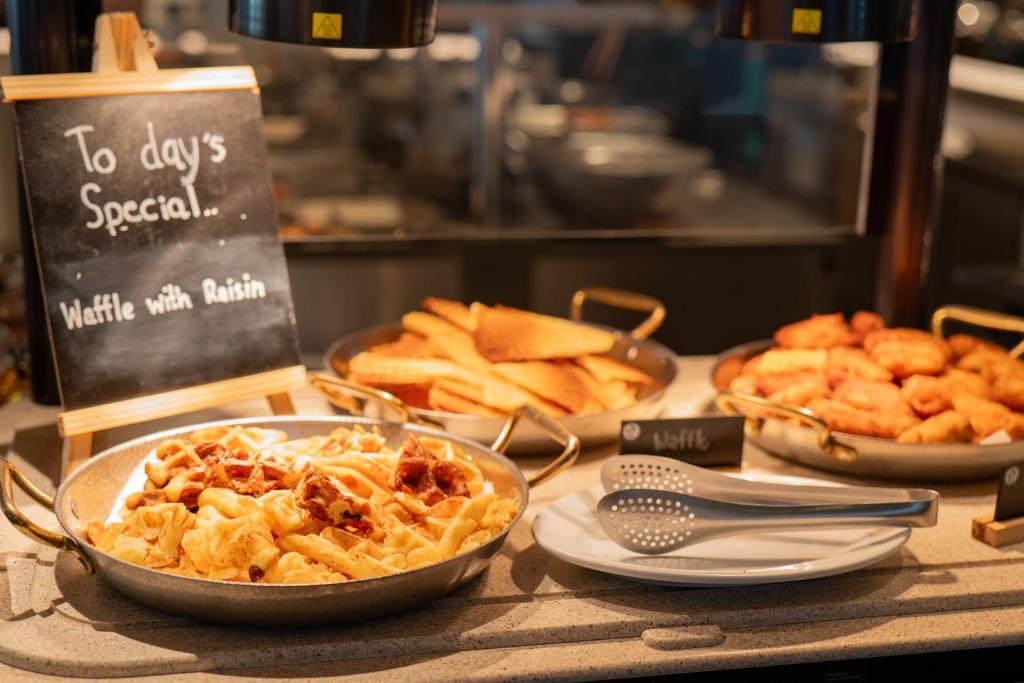 Šodienas piedāvājums ir vafeles ar rozīnēm, kas pasniegtas kopā ar citām gardām uzkodām, tostarp ceptām maizēm un cepumiem.