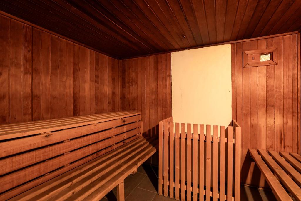 Koka saunas iekšpuse ar koka soliem un siltuma avotu. Mierīga un relaksējoša atmosfēra.