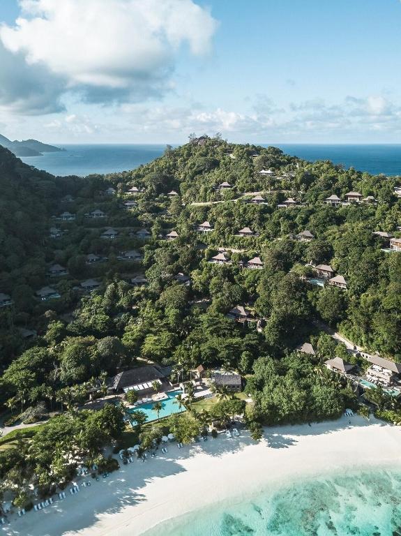 Four Seasons Resort Seychelles villas, kas paslēptas zaļojošā nogāzē pie okeāna