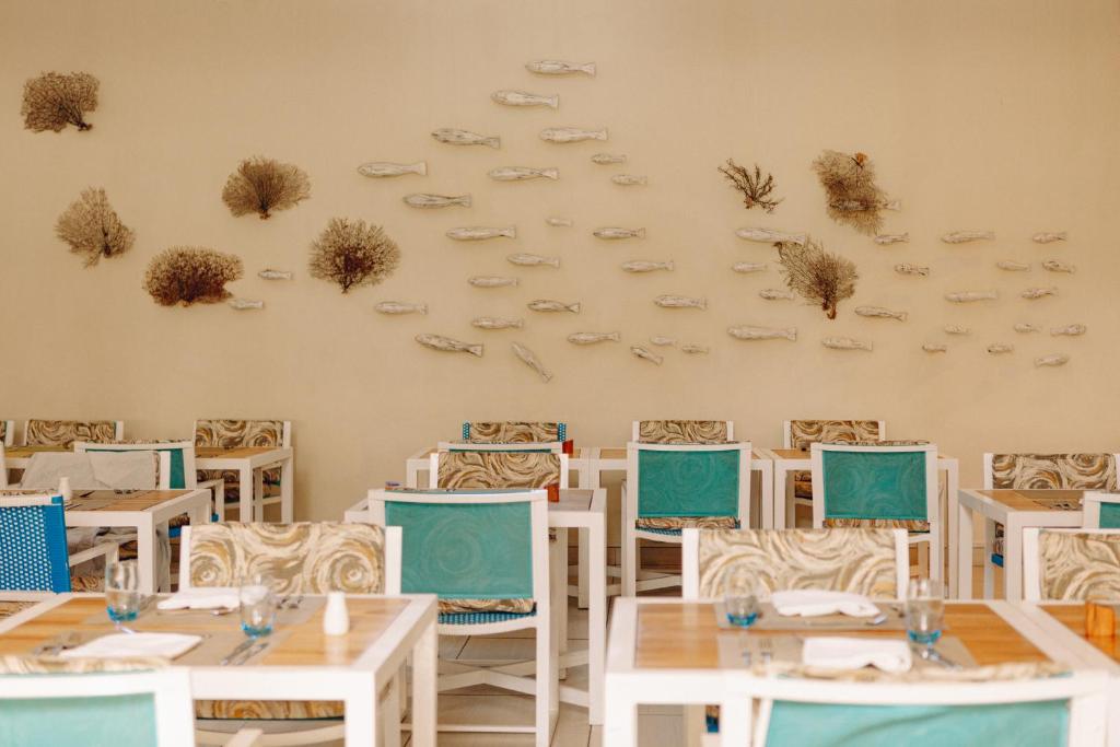 Restorāna interjers ar baltiem galdiem un krēsliem, dekorēts ar sienas mākslu, kurā attēloti zivis un jūras aļģes. Sēdvietas ir ar krāsainiem spilveniem, radot viesmīlīgu atmosfēru.