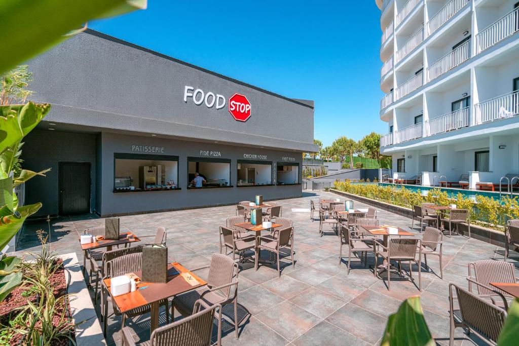 Vox Maris Resort āra ēdināšanas zona ar galdiem un daudzveidīgu ēdienu piedāvājumu.