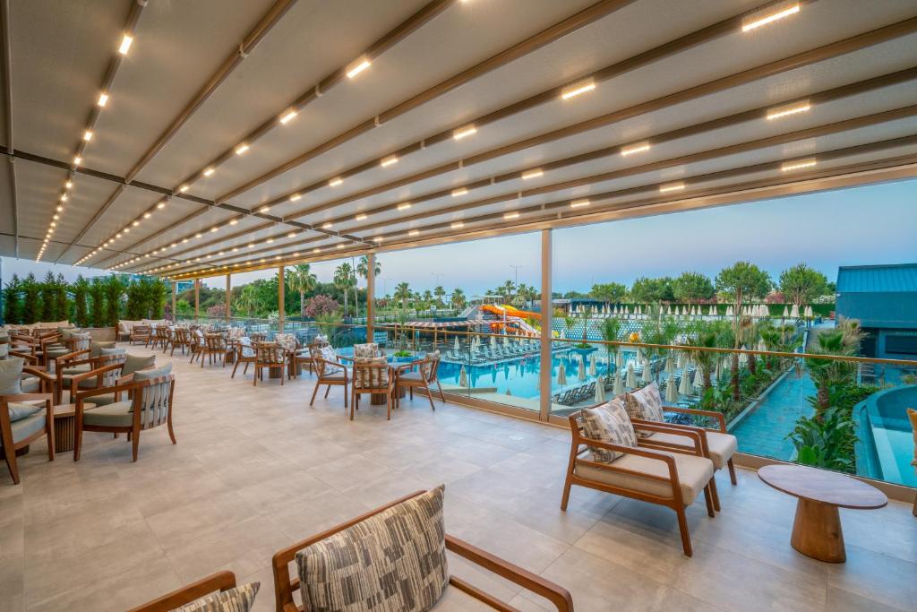 Vox Maris Resort terase ar skatu uz baseinu un atpūtas zonām