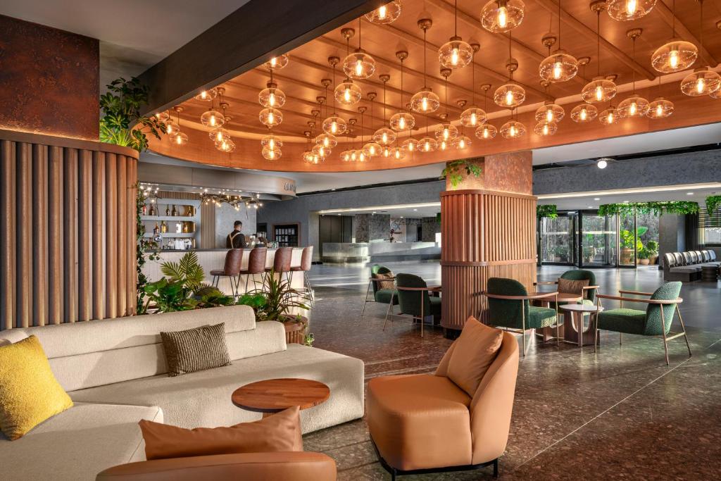 Vox Maris Resort modernas viesnīcas vestibils ar elegantu apgaismojumu.