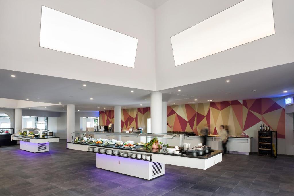 Moderns restorāns ar plašu ēdienu izvēli un stilīgu interjeru, kas ietver ģeometriskus sienu dekorus. Gaismas un telpas izmantošana rada patīkamu atmosfēru.