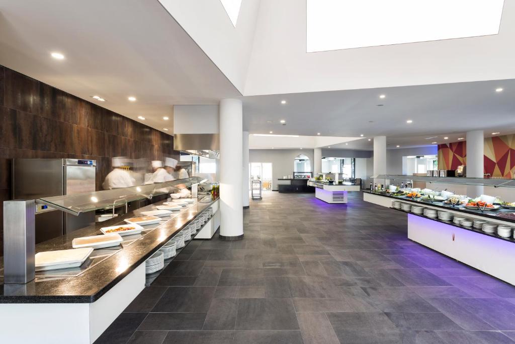 Mūsdienīga restorāna virtuve ar plašu ēdienu izvēli un apkalpojošiem šefpavāriem. Gaismas un interjera dizains veido pievilcīgu atmosfēru.