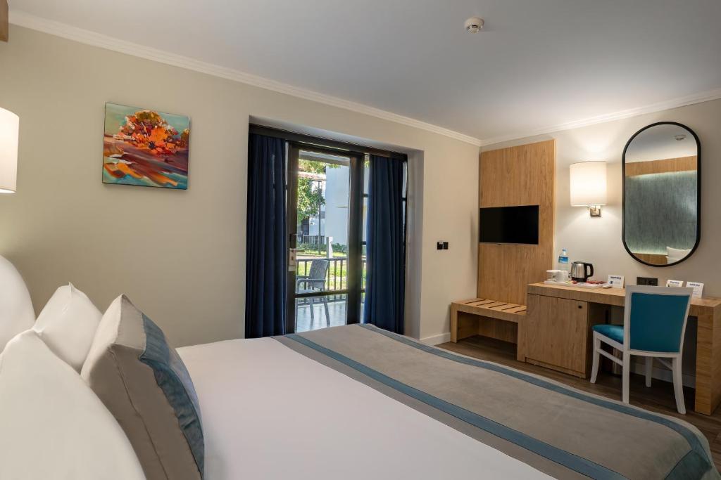Moderns numurs ar balkonu viesnīcā Bergiz Hotels & Resort Kemer