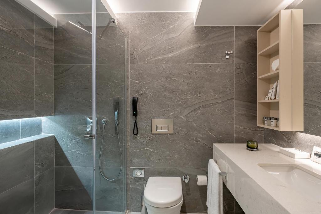Mūsdienīgs vannas istabas interjers Bergiz Hotels & Resort Kemer