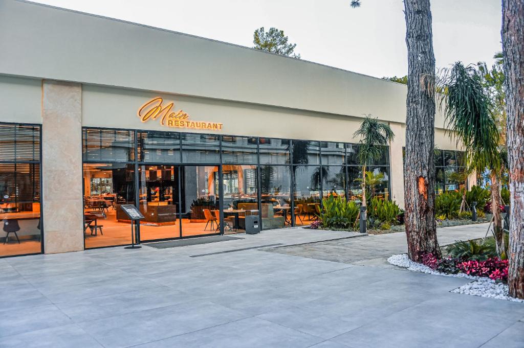 Madin restorāns pie Bergiz Hotels & Resort Kemer ar modernu dizainu.