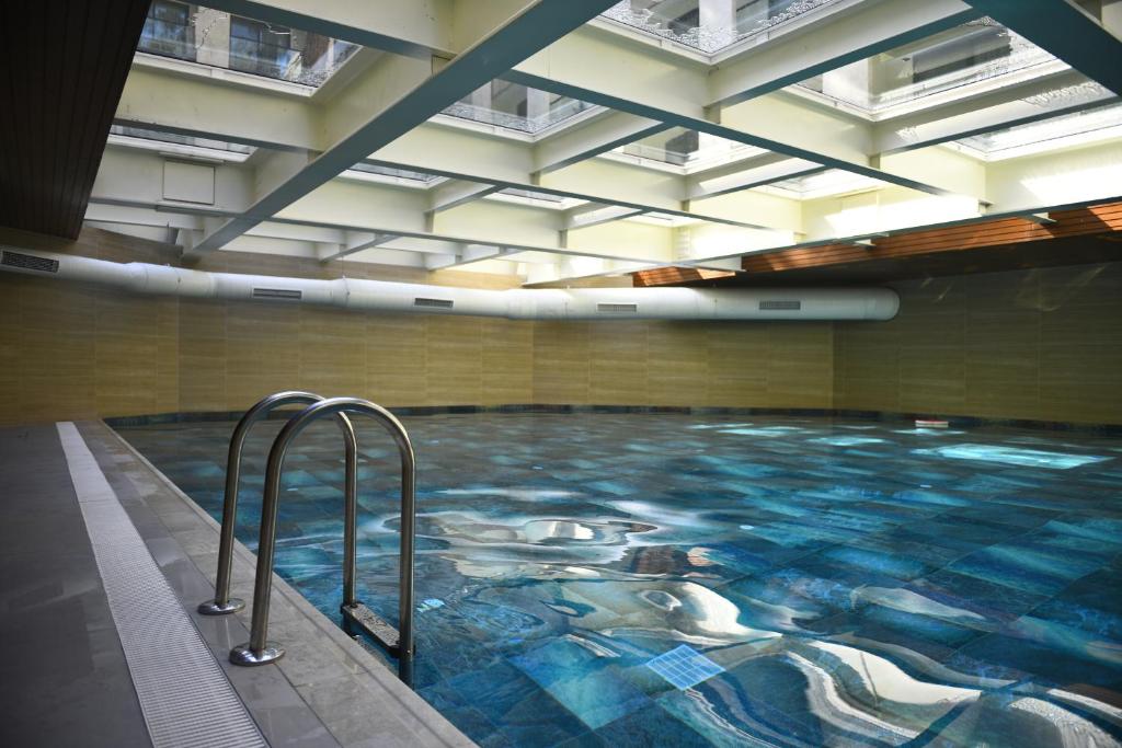Iekštelpu peldbaseins Bergiz Hotels & Resort Kemer ar skaidru ūdeni.