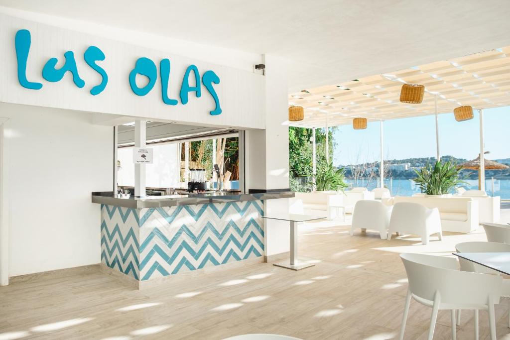 Pludmales restorāns "Lus Olas" ar mūsdienīgu interjeru un skatu uz jūru, piedāvā relaksējošu atmosfēru un komfortablus sēdvietas.