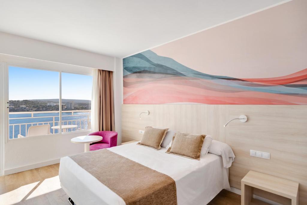 Mūsdienīgs viesnīcas numurs ar skatu uz jūru, kurā ir gaisīga atmosfēra un krāsains sienas gleznojums. Numurā ir ērta gulta un moderna mēbeļu kompozīcija.