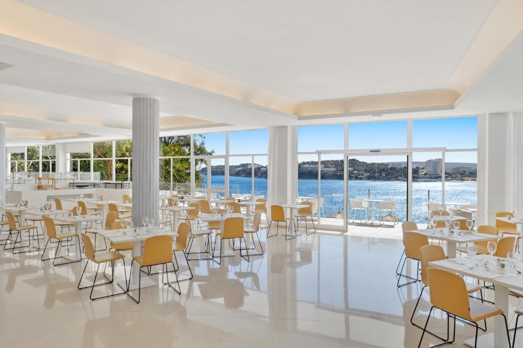 Mūsdienīgs restorāns ar plašu skatu uz jūru, ar gaišām krāsām un ērtām krēslām. Ideāla vieta, lai baudītu maltīti ar ainavisku ainavu.